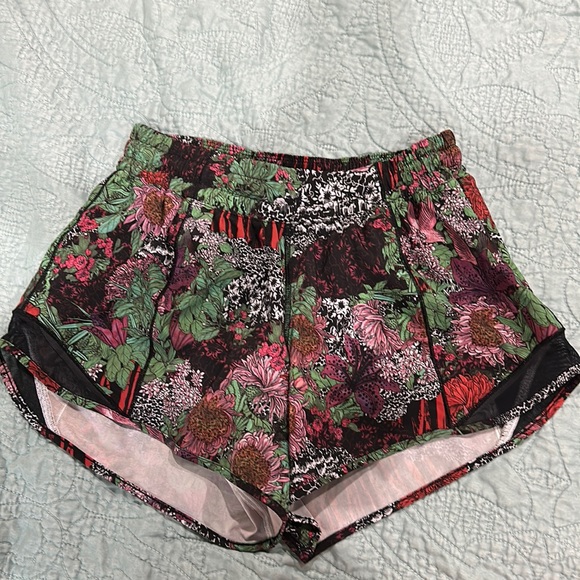 lululemon athletica Pants - Lululemon Hotty Hot Shorts size 6
